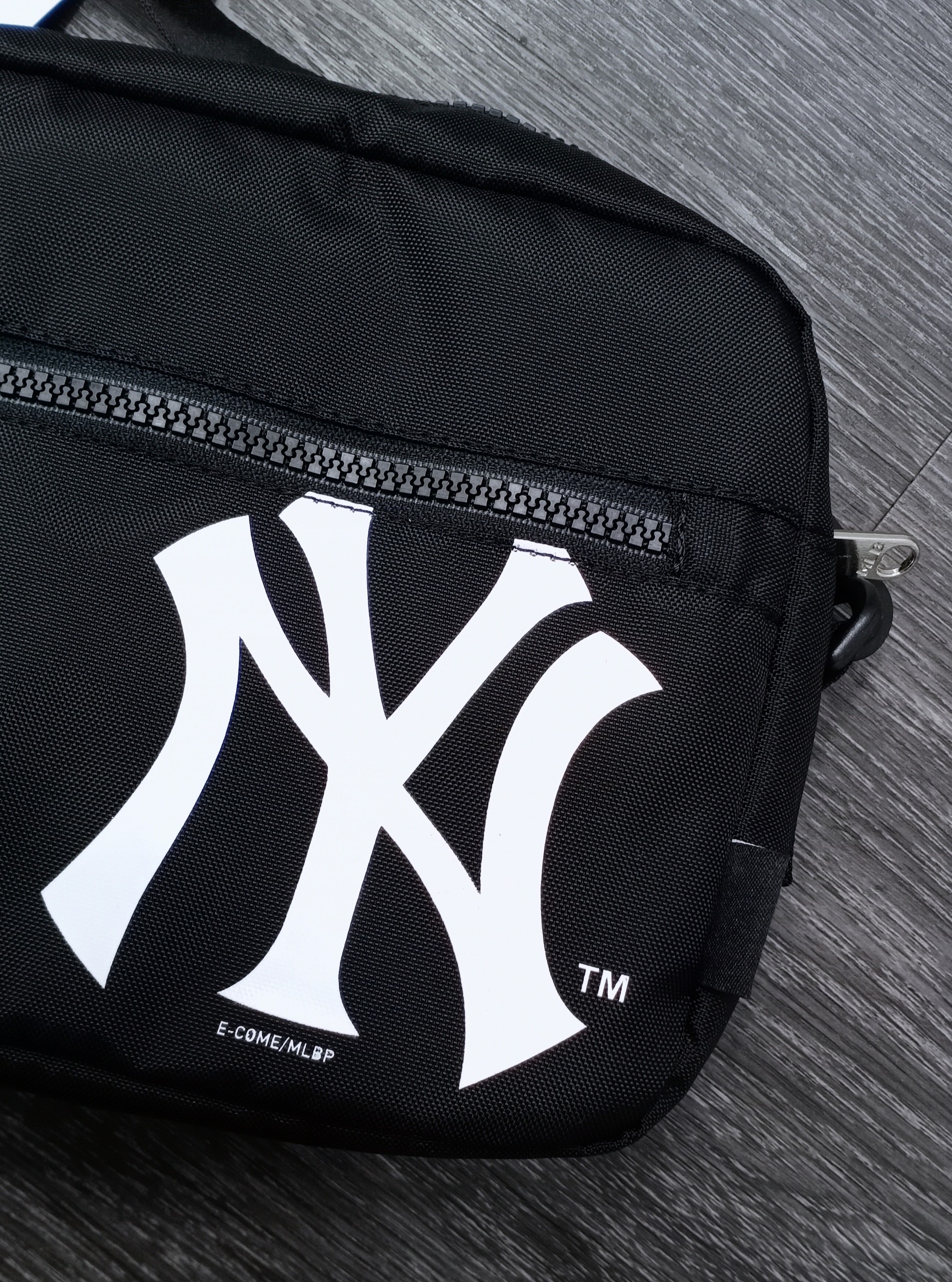 MLB Túi đeo chéo chữ nhật Mini Nylon Monogram #48 MLB Túi đeo chéo chữ nhật Mini Nylon Monogram